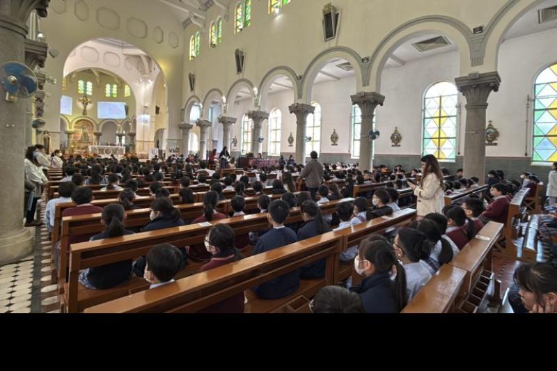 全體師生準備參與感恩祭