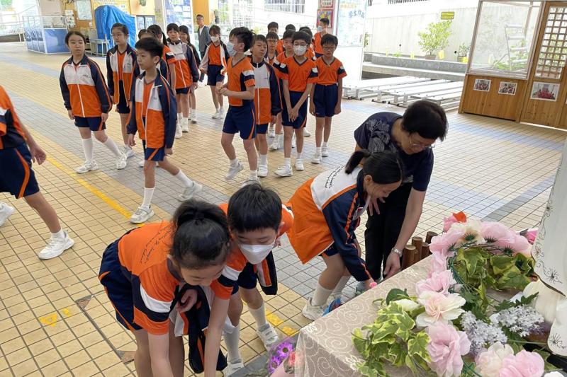  各同學奉獻不同花於聖母