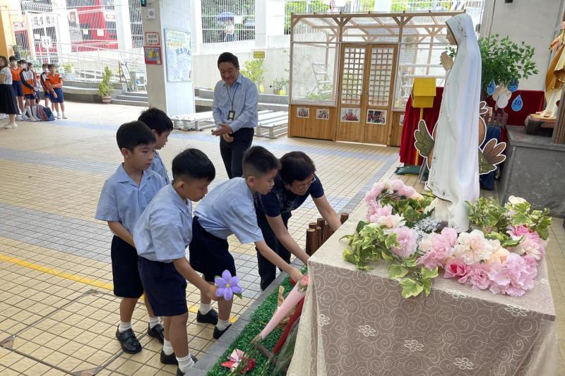  同學奉獻花於聖母
