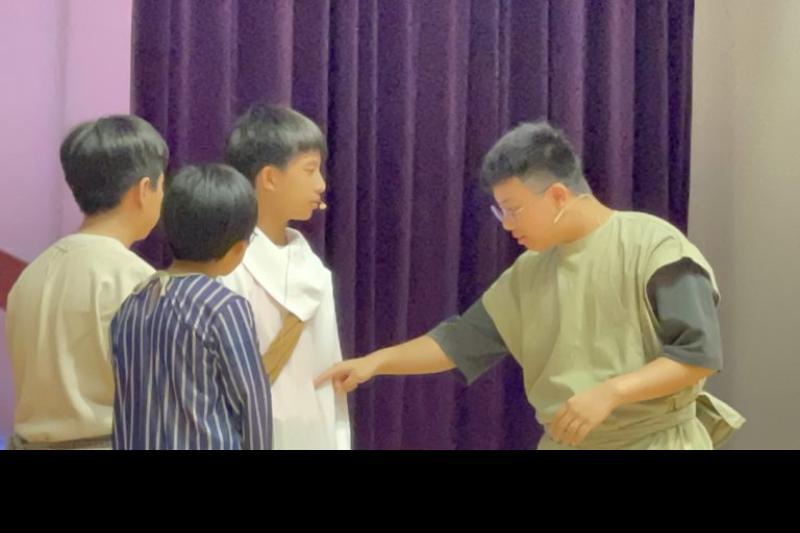 同學扮演多默