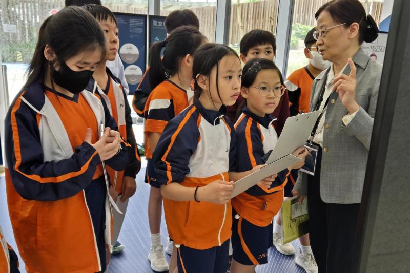 同學積極回答楊助理的提問