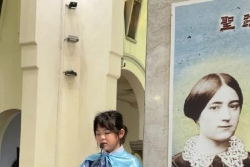 學生代表讀經