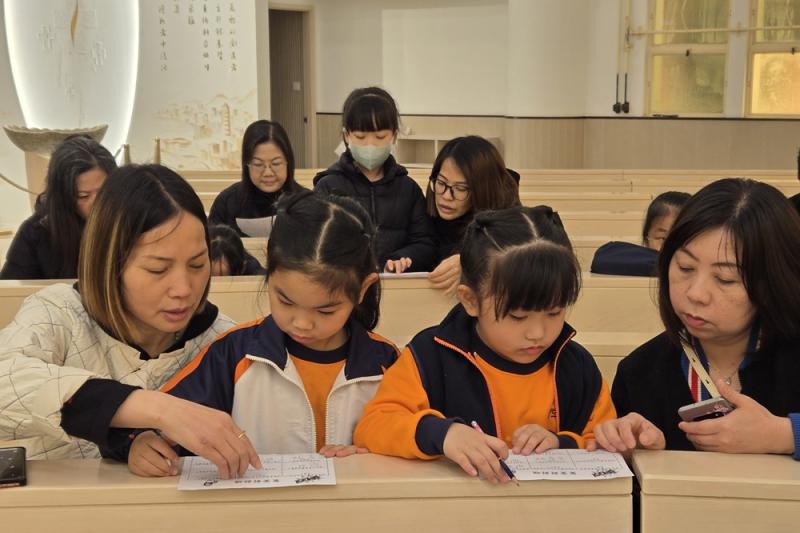 家長與子女努力參與遊戲
